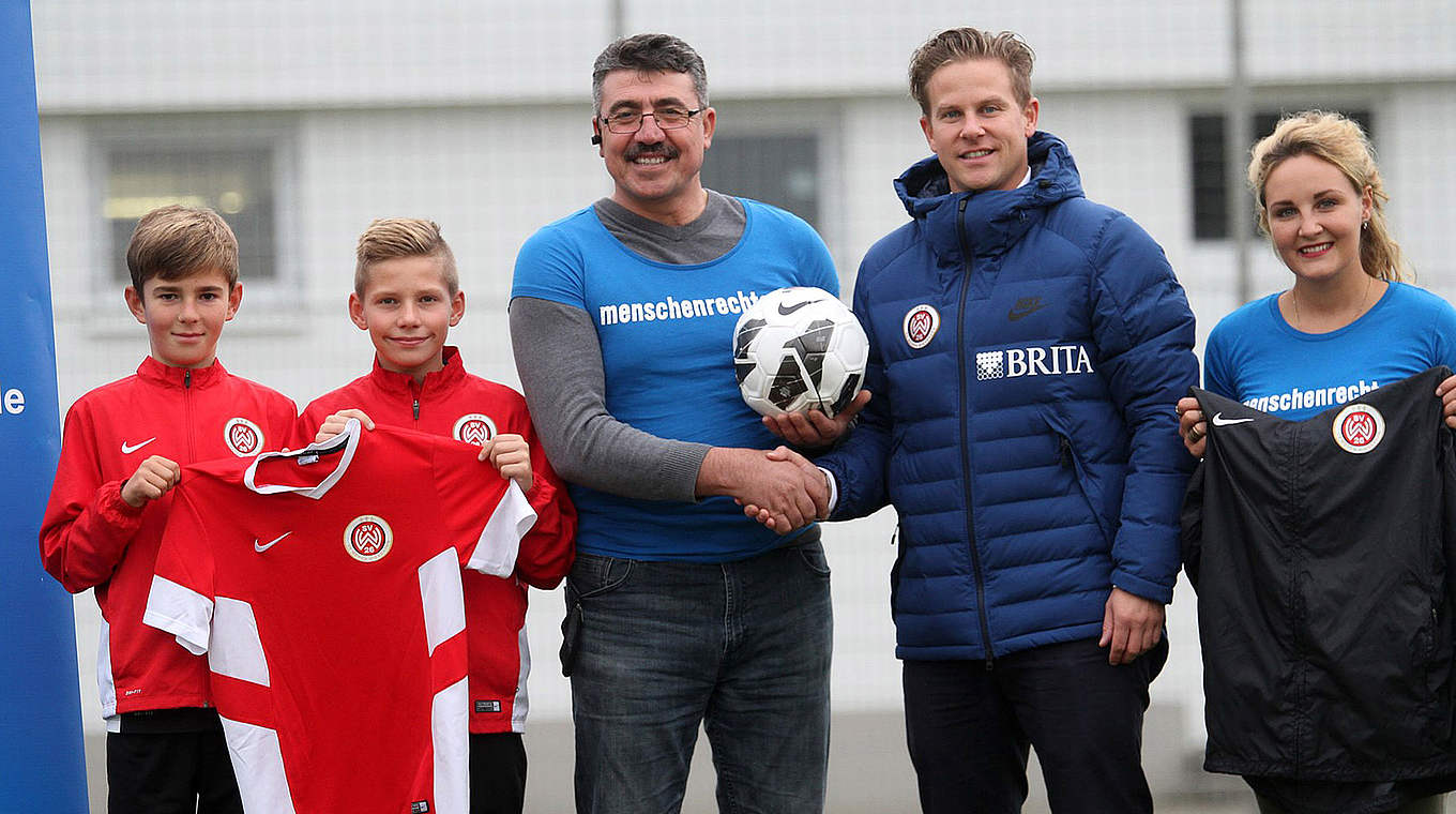 Überreicht das Spendenpaket von Wehen Wiesbaden: LZ-Leiter Christian Wimmer (2.v.r.) © svww.de