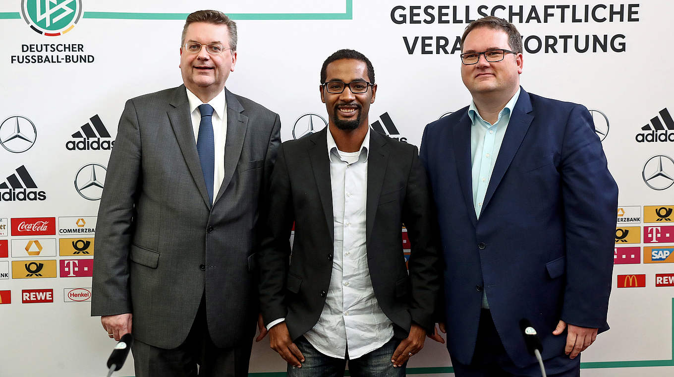 Neuer Integrationsbotschafter: Cacau (M.) mit Reinhard Grindel (l.) und Björn Fecker © 2016 Getty Images