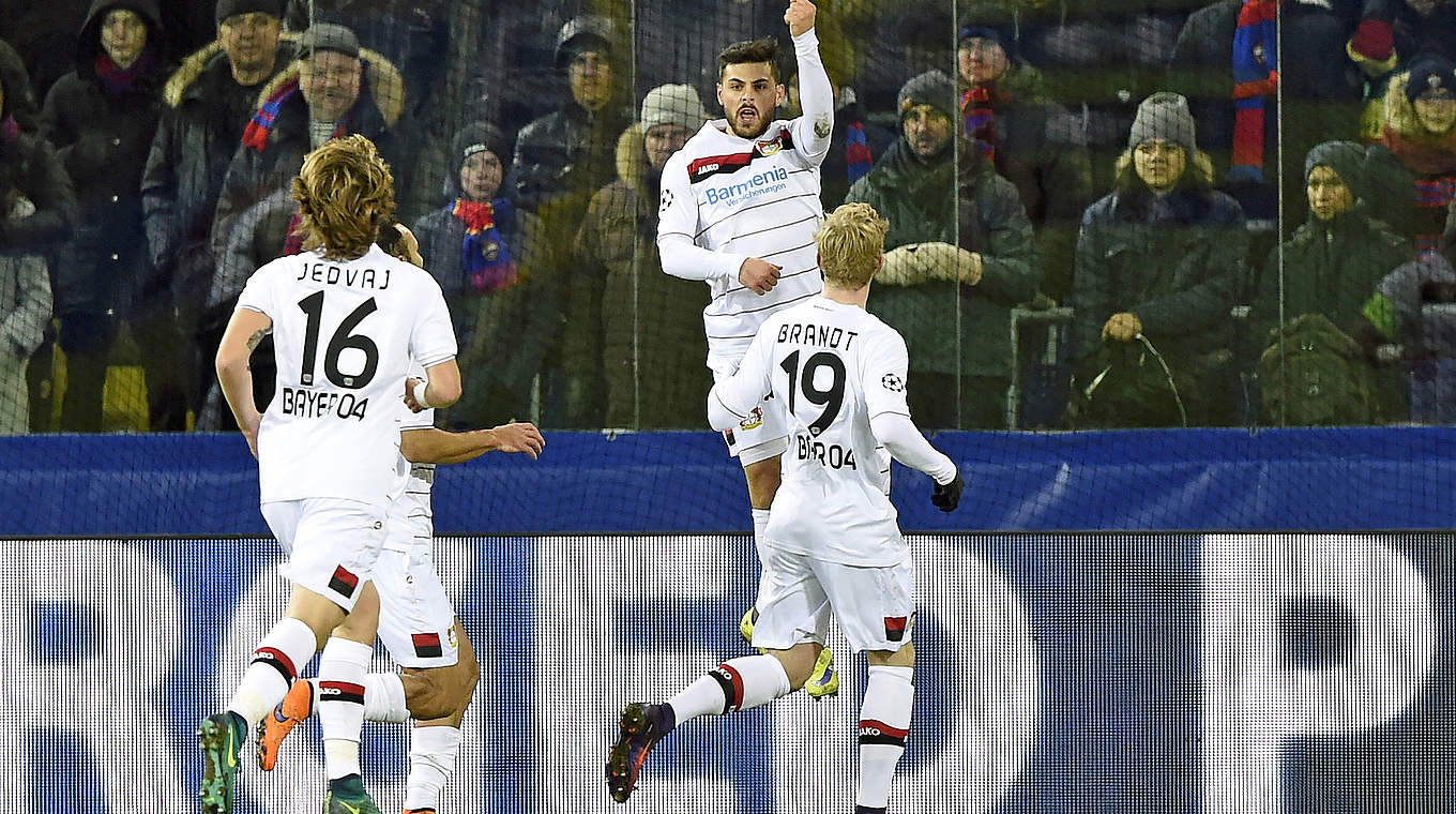 Bayer Leverkusen's players celebrate Kevin Volland's opener.  © AFP/Getty Images