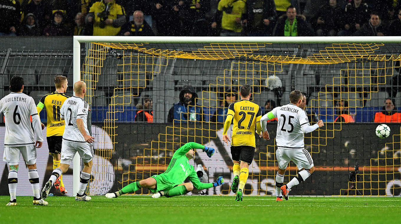 Marco Reus scores his first of the evening to make it 5-2 to Borussia Dortmund.  © 2016 Getty Images