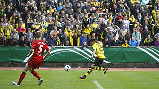 Hat sich eine schmerzhafte Verletzung zugezogen: Dortmunds Emre Aydinel (r.) © 2016 Getty Images