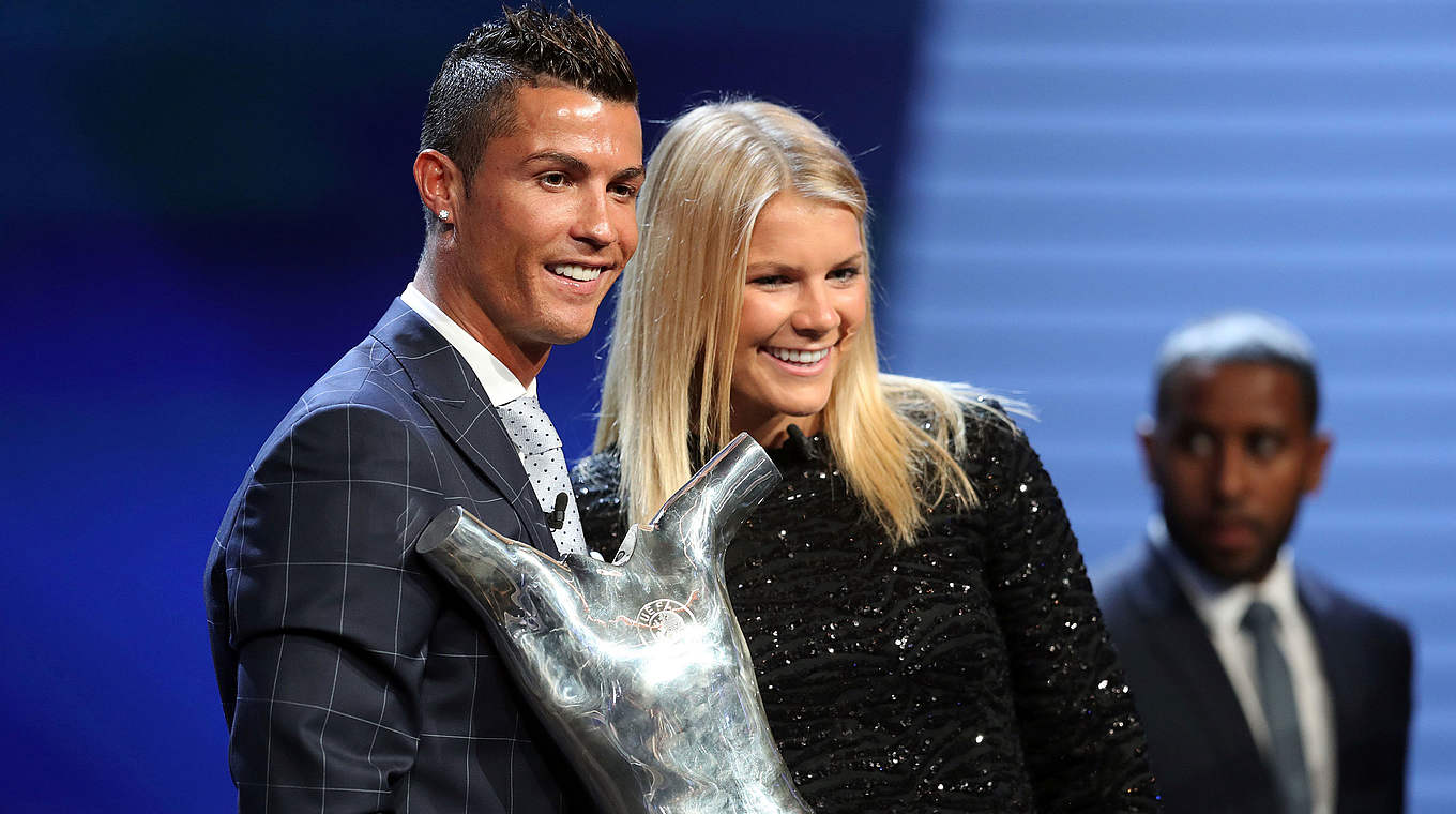 Neben Ronaldo: Ada Hegerberg bei der Ehrung zu "Europas Fußballerin des Jahres" © VALERY HACHE/AFP/Getty Images