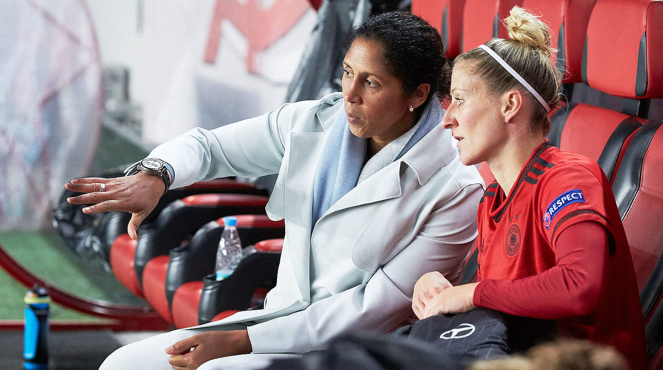 Eine Vertrauensperson für Bundestrainerin Steffi Jones (l.): die Angreiferin Anja Mittag © 2016 Getty Images
