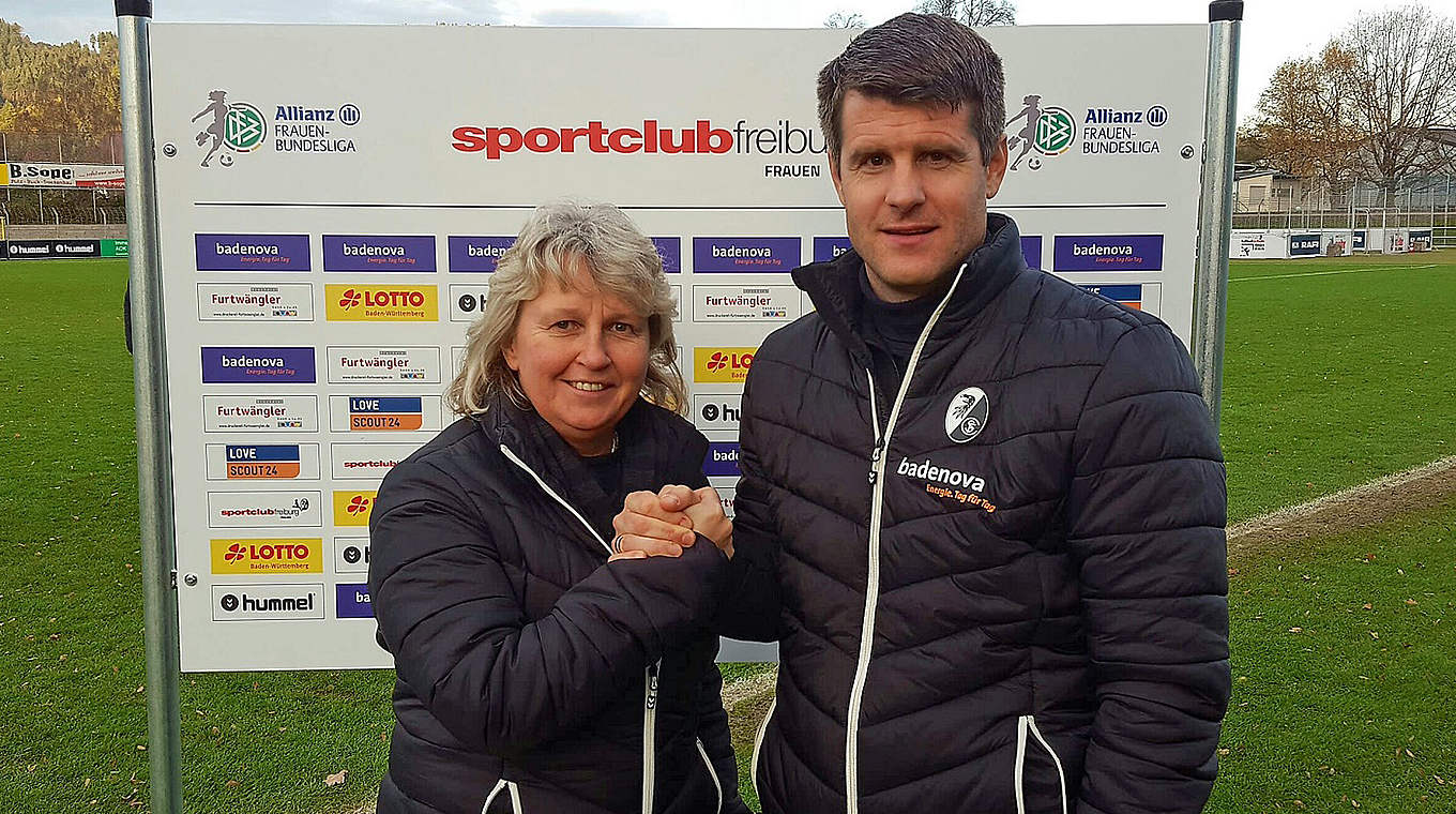 Bleibt Trainer beim SC Freiburg: Jens Scheuer (r.), hier mit Managerin Birgit Bauer © SC Freiburg