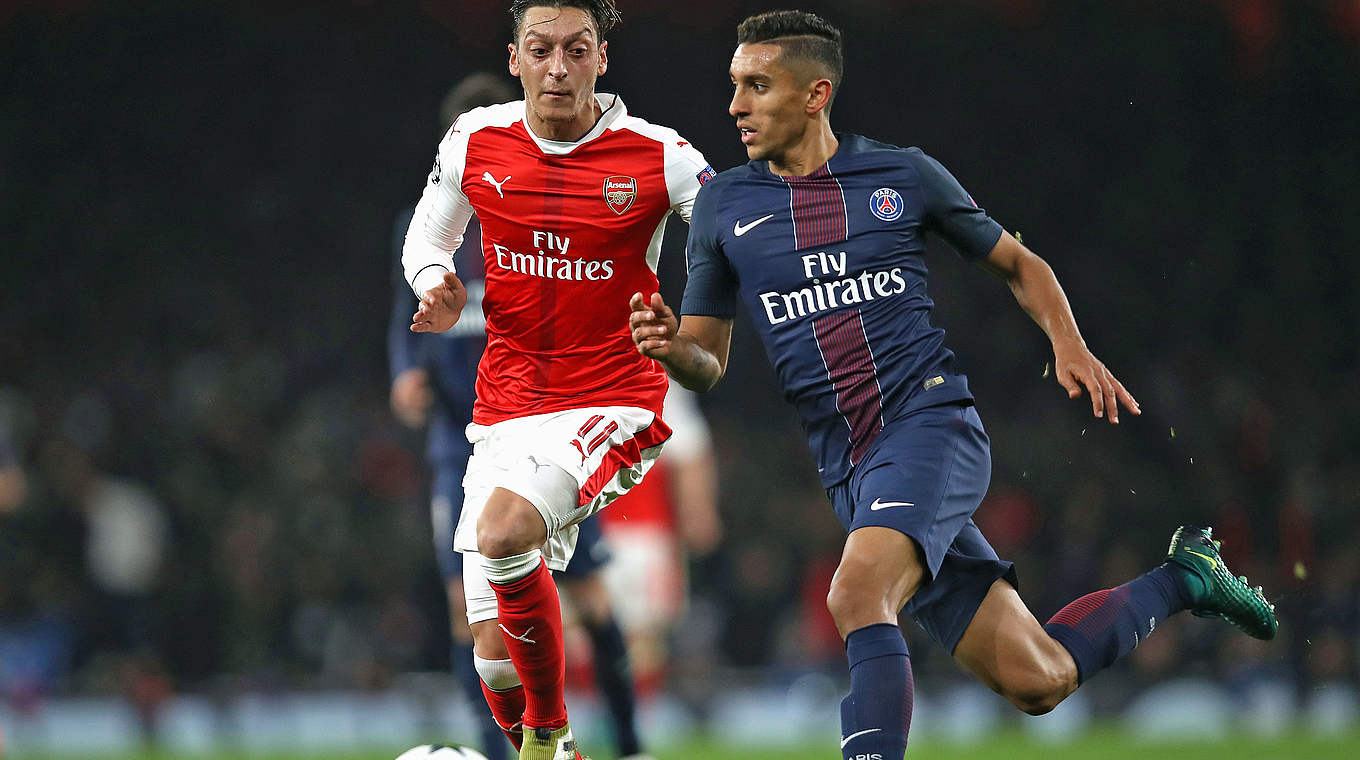 Verpasst mit dem FC Arsenal den vorzeitigen Gruppensieg: Mesut Özil (l.) © 2016 Getty Images
