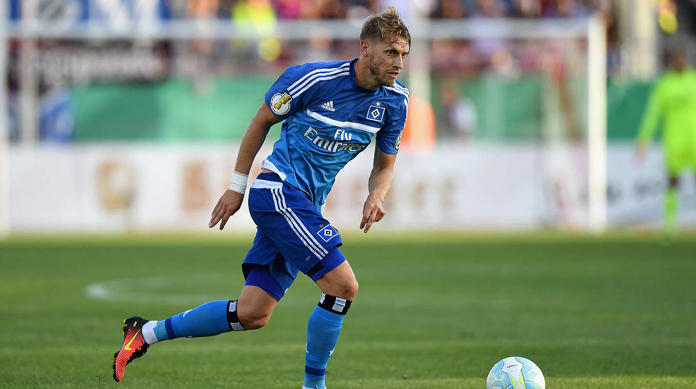 Treffen mit alten Bekannten: HSV-Spieler Aaron Hunt spielte elf Jahre lang für Bremen © 2016 Getty Images