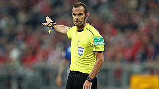 Pfeift in Dortmund sein 112. Bundesligaspiel: FIFA-Referee Marco Fritz aus Korb © 2016 Getty Images