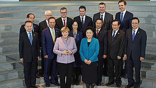 Ortstermin im Kanzleramt: Vertreter Chinas und Deutschlands signieren Vereinbarung © DFB/Witters