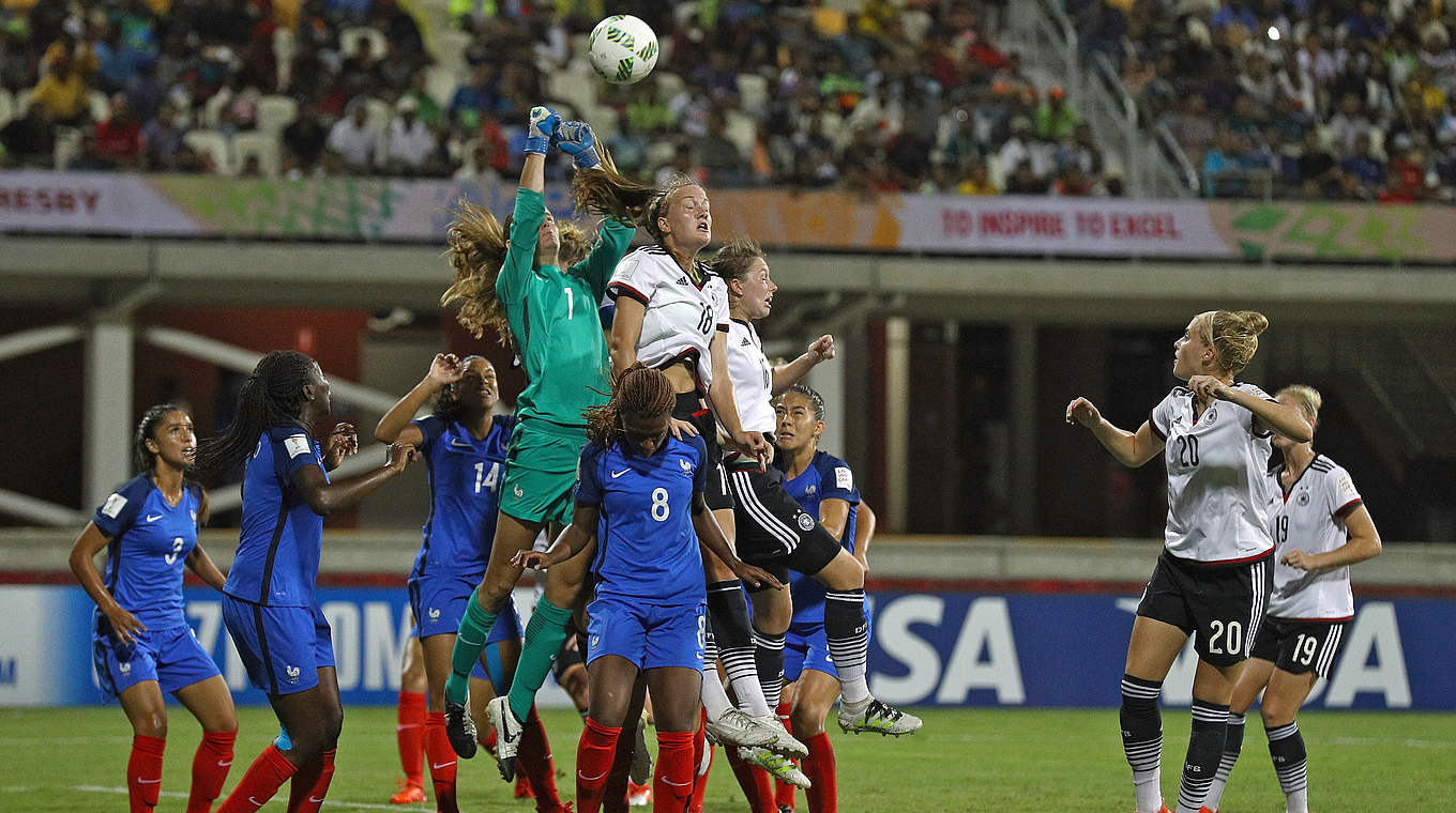 Nicht zu überwinden: Frankreichs Torfrau Mylene Chavas überragt im Viertelfinale alle © FIFA via Getty Images
