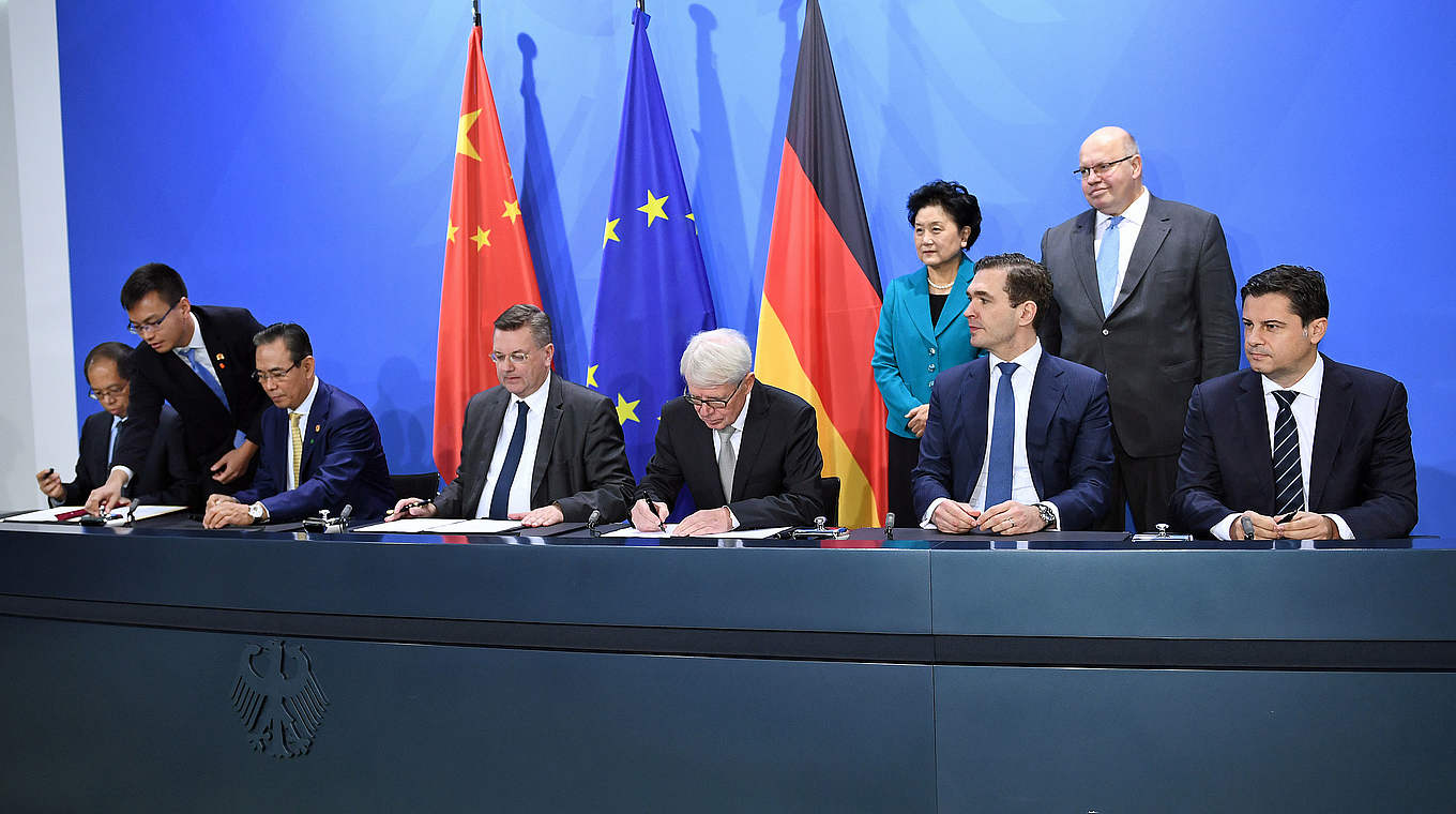 "Das Abkommen hat eine sehr große Bedeutung": Delegationen im Kanzleramt © DFB/Witters