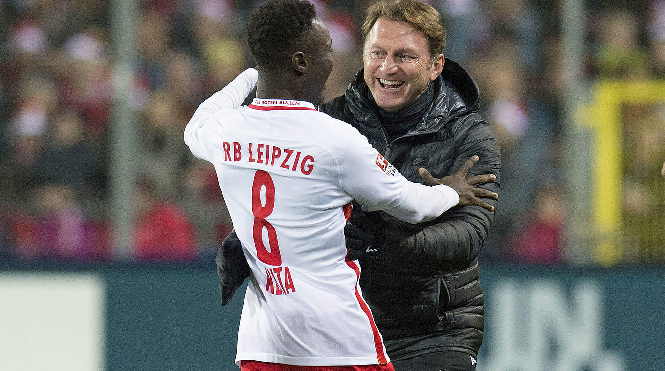 Früher Jubel mit dem Trainer: Naby Keita (l.) mit Trainer Ralph Hasenhüttl © AFP/GettyImages