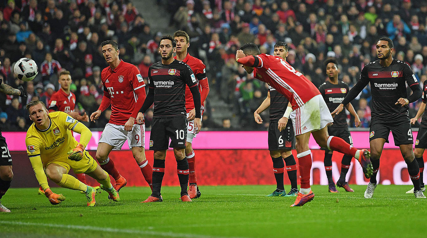 Bayern's Thiago heads Bayern into the lead.  © 2016 Getty Images