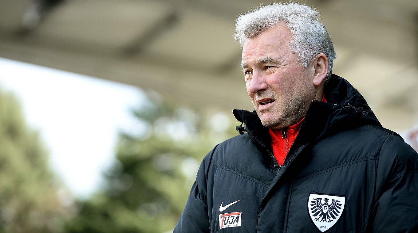 Führt Münster auf einen Nichtabstiegsplatz: Trainer Benno Möhlmann © 2016 Getty Images