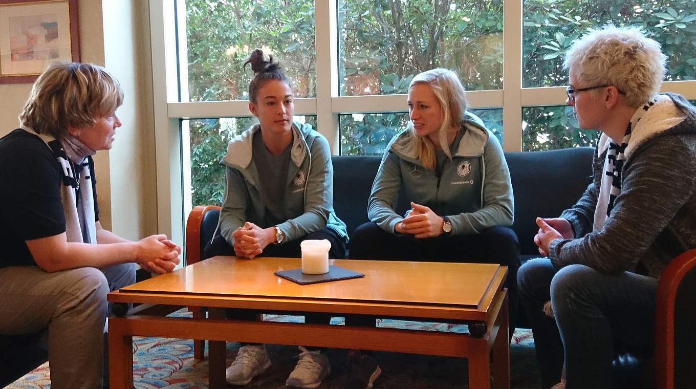 Im Gespräch: Mandy Herzberg und Rita Heinicke mit Pauline Bremer und Felicitas Rauch. © Fan Club