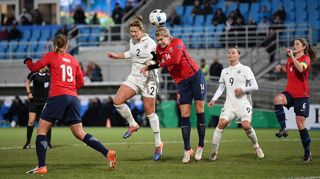 Erster Länderspieltreffer: Josephine Henning (Nr. 2) köpft zum 1:1 ein © 2016 Getty Images
