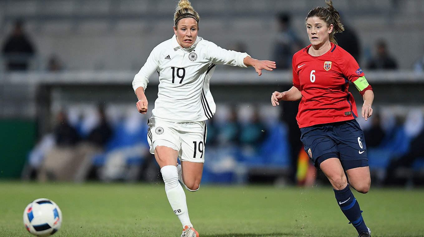 Svenja Huth battles hard with her Norwegian counterpart.  © 2016 Getty Images