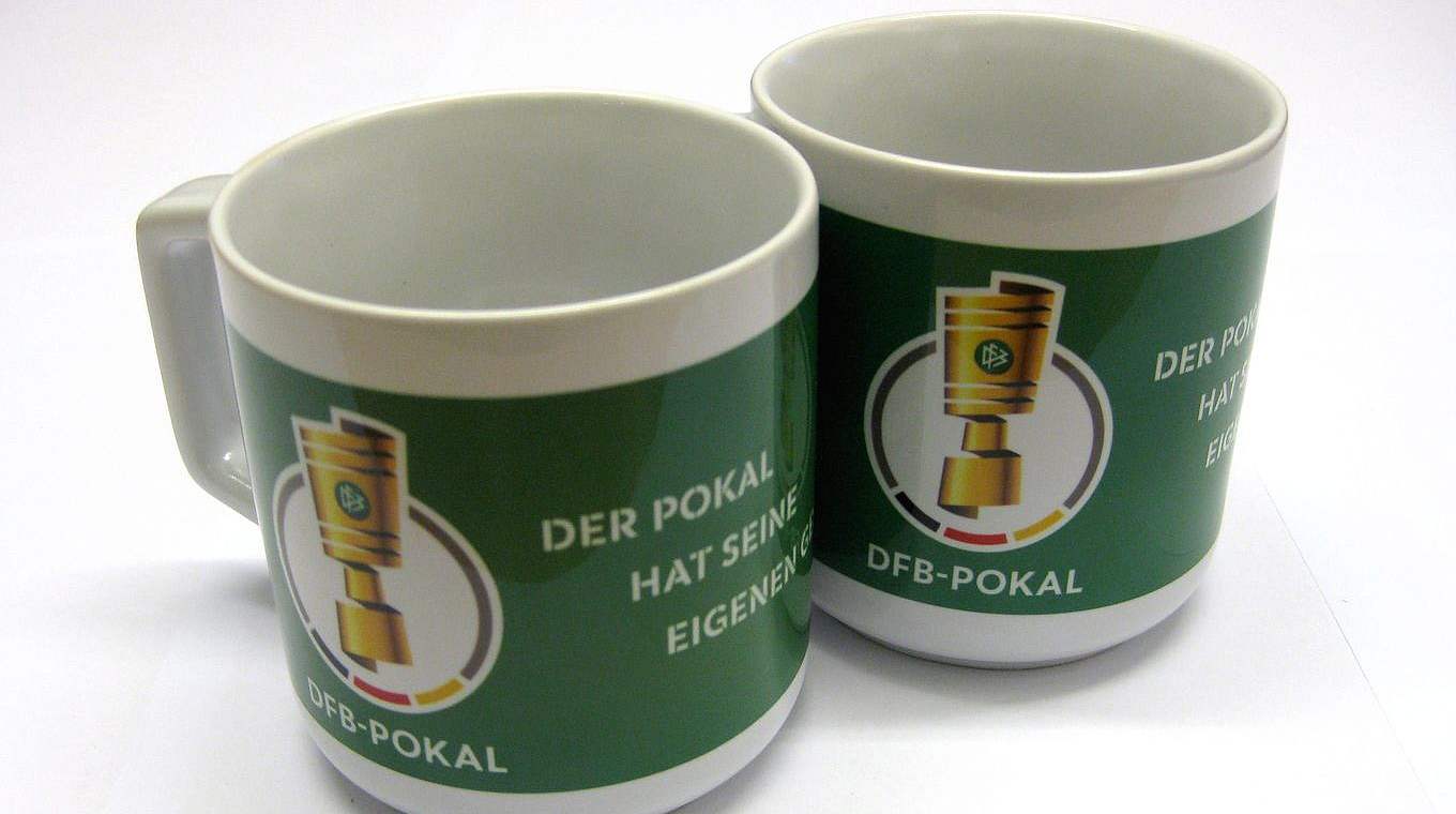 Preis für Fußballexperten: zwei schicke Tassen im DFB-Pokaldesign © DFB