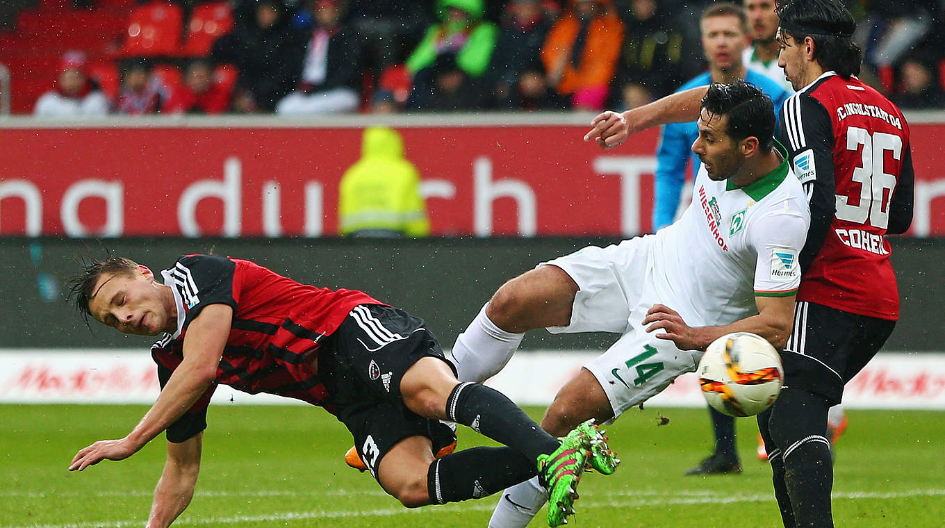 Szene aus dem letzten Duell: Robert Bauer (l.) mit Ingolstadt gegen seinen neuen Klub © 2016 Getty Images