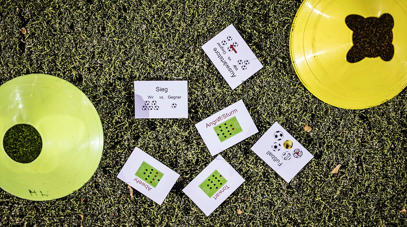 Pauken für die Integration: Vermittelt werden unter anderem Fußballvokabeln  © 2015 Getty Images