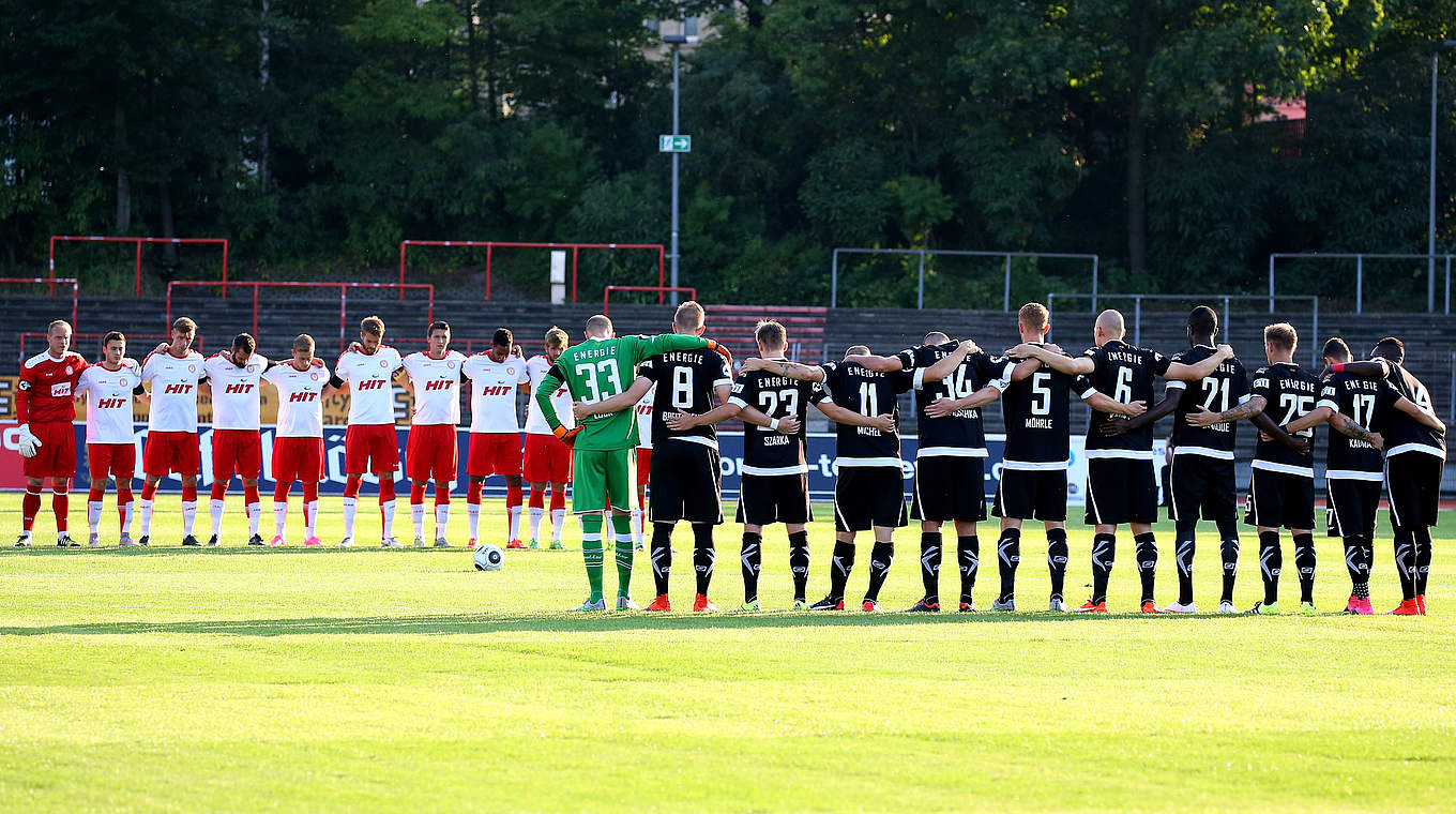 Sämtliche Vereine der 3. Liga gedenken der Opfer des Flugzeugabsturzes in Kolumbien © 2015 Getty Images