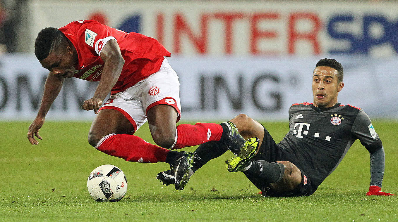 Umkämpftes Spiel am Mainzer Bruchweg: Münchens Thiago (r.) stoppt Jhon Cordoba © AFP/Getty Images