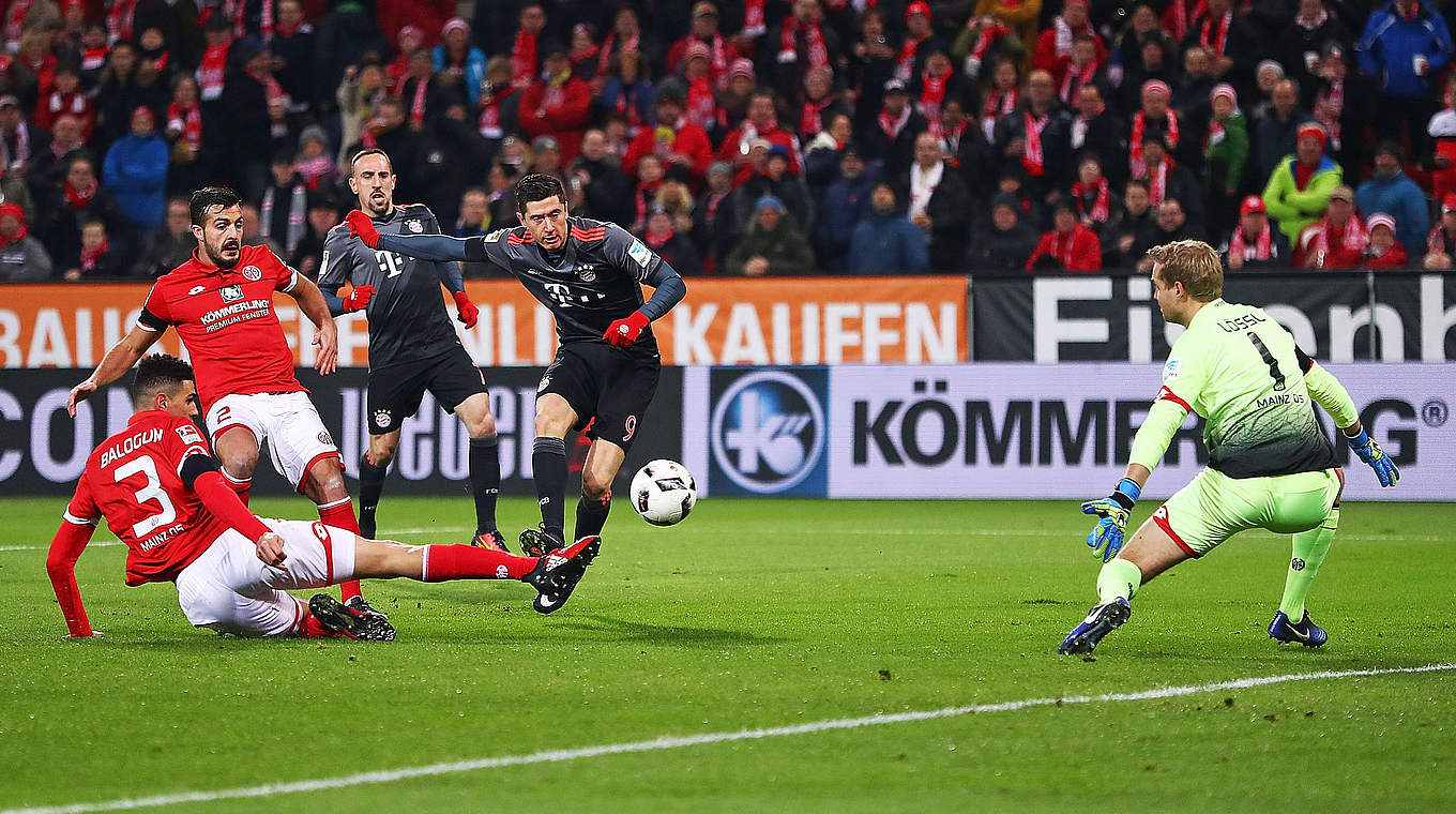 Ausgleich: Robert Lewandowski (2.v.r.) überwindet Mainz-Leeper Jonas Lössl © 2016 Getty Images