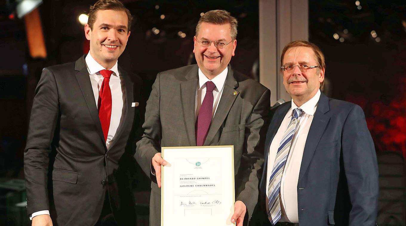 Ehrung für besondere Dienste: Reinhard Grindel (M.) erhält die Ehrennadel des DFB © GettyImages