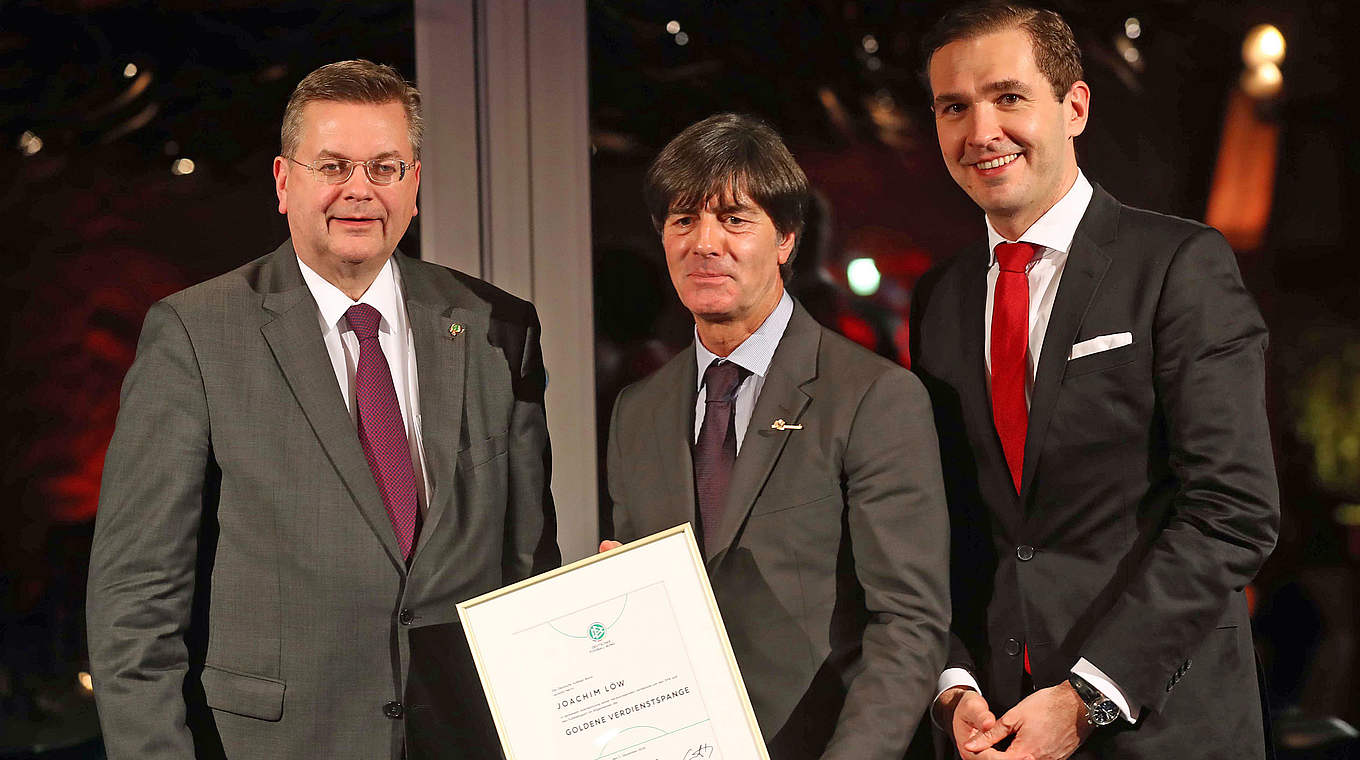 Erste Verleihung der Goldenen Verdienstspange: Joachim Löw (M.) wird geehrt © Getty Images
