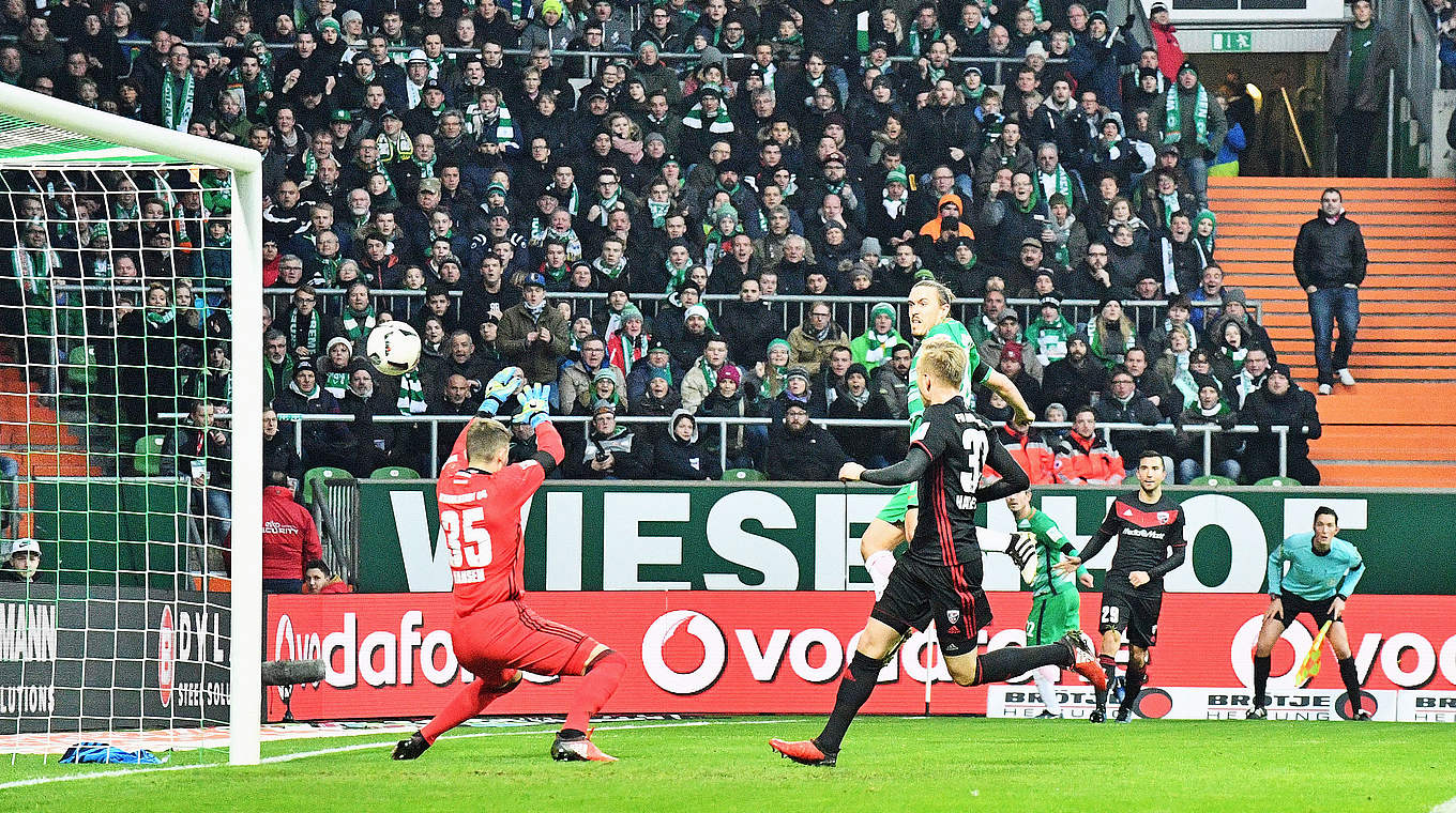 Erste Führung für Bremen: Max Kruse (2.v.l.) köpft zum 1:0 gegen Ingolstadt ein © 2016 Getty Images