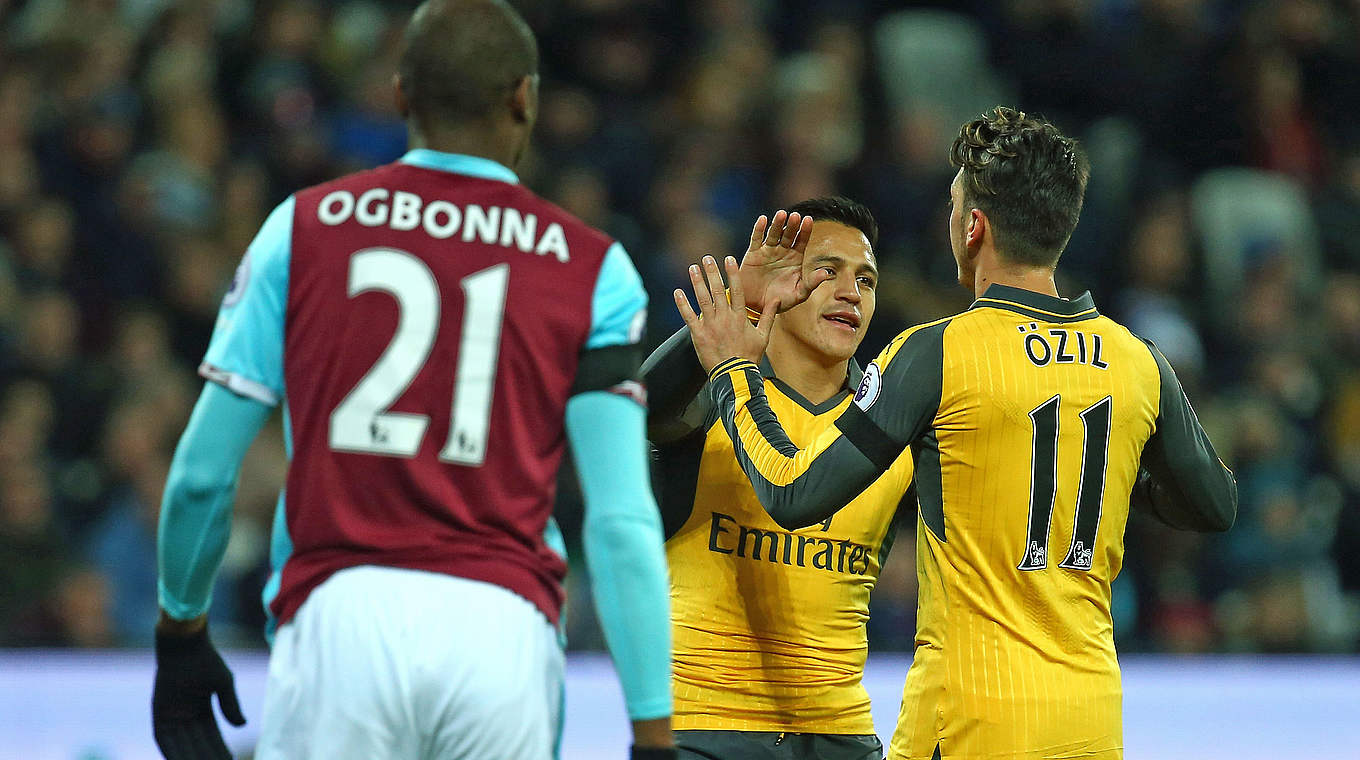 Eröffnet Arsenals Torreigen im Derby bei West Ham: Weltmeister Mesut Özil (r.) © 2016 Getty Images