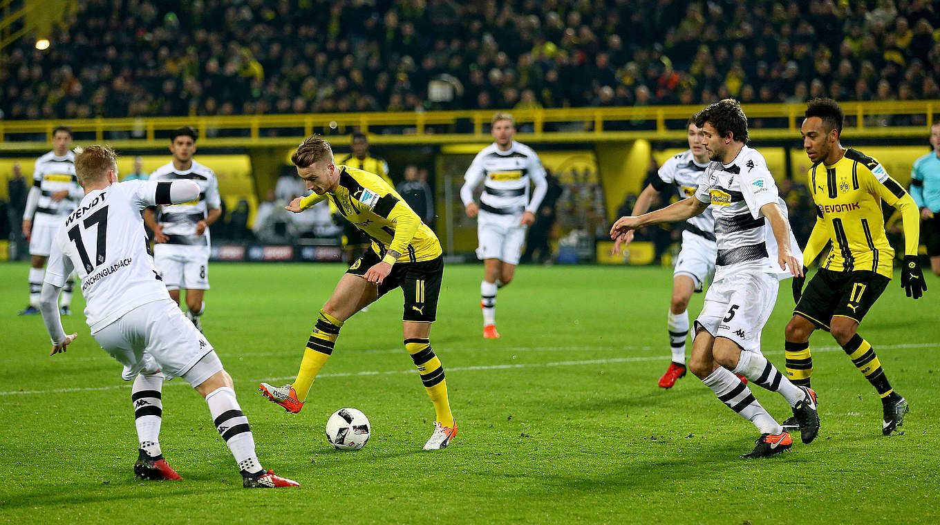 Starke Vorarbeit zum 4:1: Reus (4.v.l.) mit der Hacke zu Torschütze Aubameyang (r.) © 2016 Getty Images