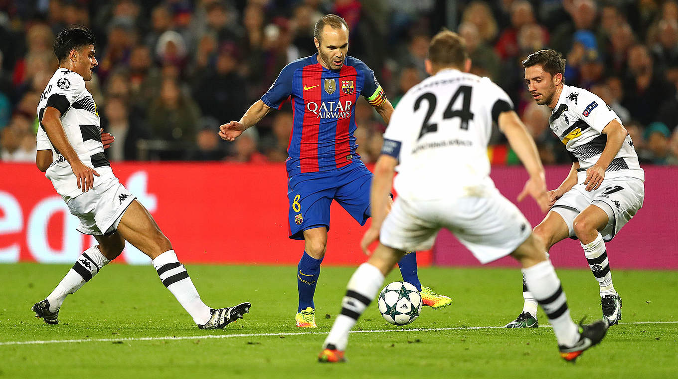 Überzahl gegen Barcelonas Spielmacher: Andres Iniesta gegen drei Borussen © 2016 Getty Images