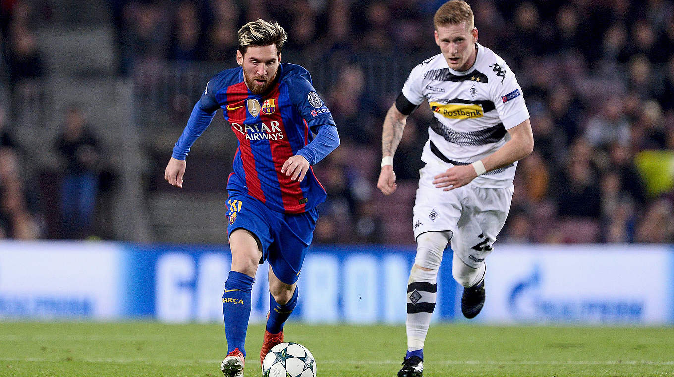 Nicht zu stoppen: Barcelonas Superstar Lionel Messi (l.) gegen André Hahn  © AFP/Getty Images