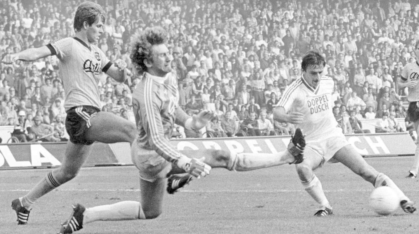 29. September 1984: Gala von Klaus Allofs (r.) gegen Dortmund © imago sportfotodienst