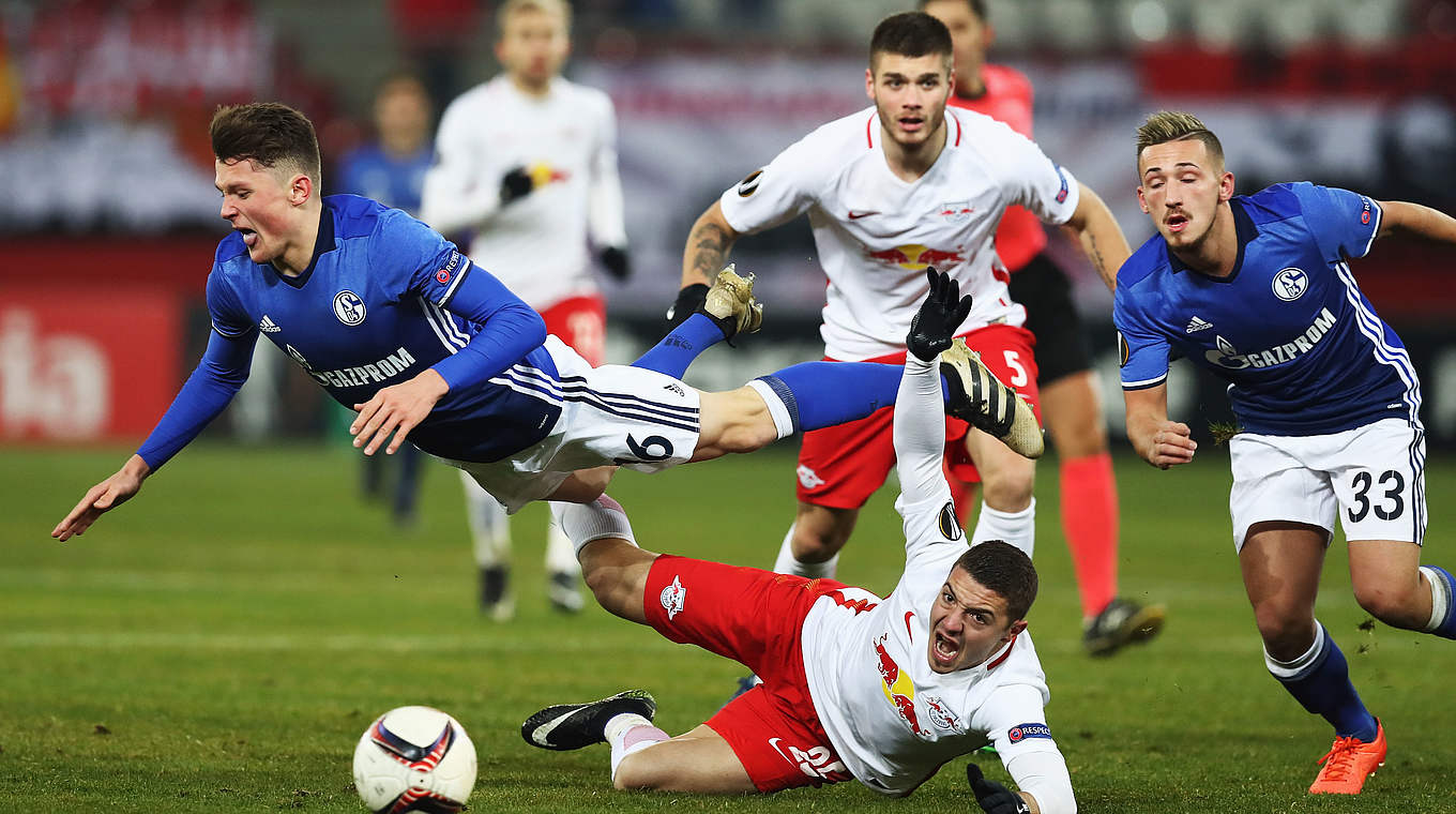 Umkämpftes Spiel in Salzburg: Josip Radosevic stoppt den Schalker Fabian Reese (l.)  © 2016 Getty Images