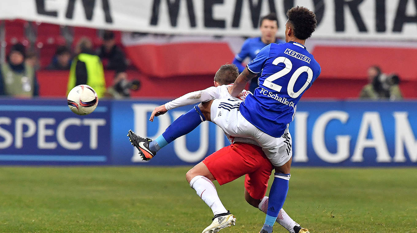 Umklammert: Schalkes Thilo Kehrer (Nummer 20) gegen den Salzburger Marc Rzatkowski  © 2016 Getty Images
