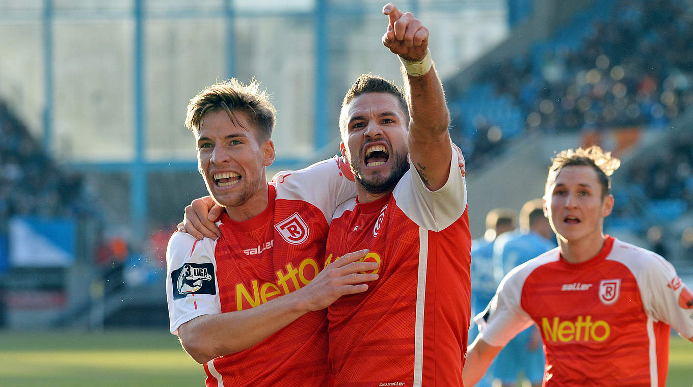 Mann des Tages für Regensburg: Marco Grüttner (r.) trifft dreimal © imago/Eibner