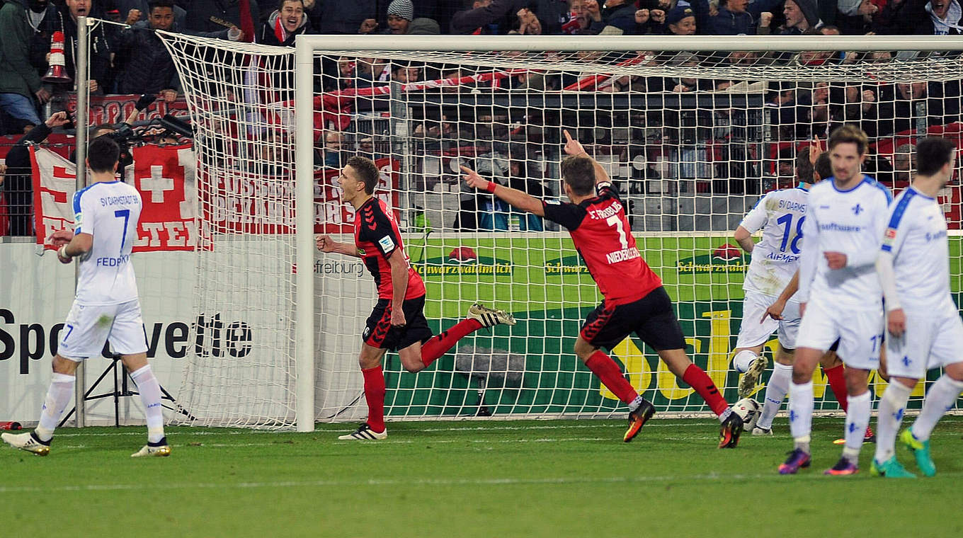 Matchwinner beim SC Freiburg: Olympia-Silbermedaillengewinner Petersen (2.v.l.) © imago/Eibner