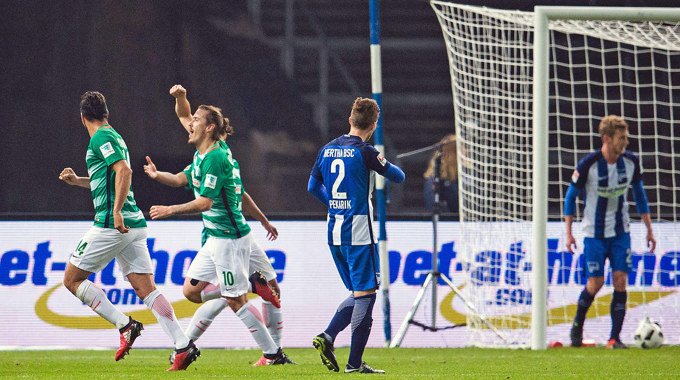 Man of the match: Max Kruse (2.v.l.) schießt Bremen zum Sieg in Berlin © 2016 Getty Images