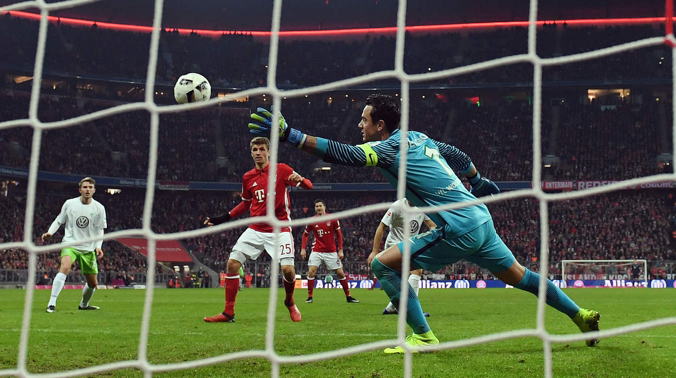Wolfsburgs Keeper Diego Benaglio ist geschlagen: Müller (l.) erzielt das 4:0 © 2016 Getty Images