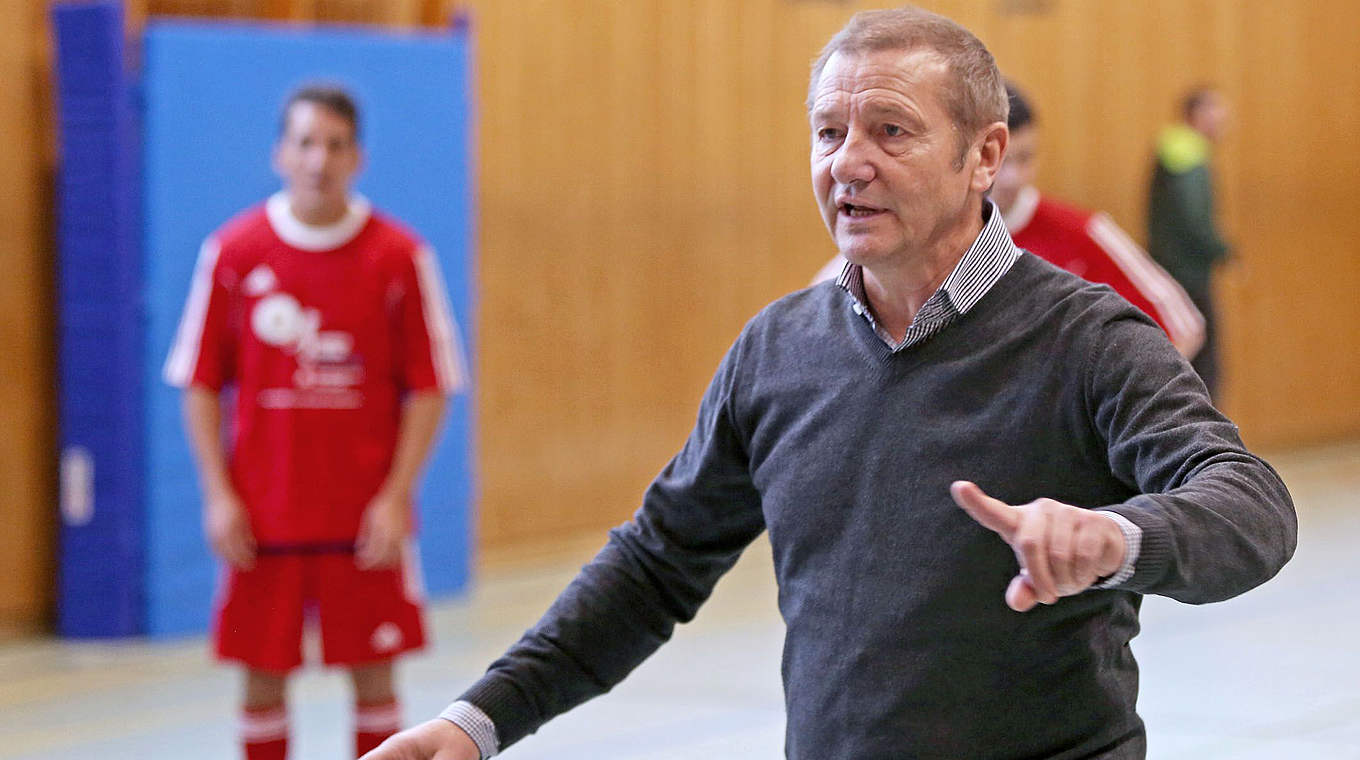 Leitet eine Trainingseinheit für 14 Gefangene: der Vizeweltmeister Wolfgang Dremmler © Carsten Kobow