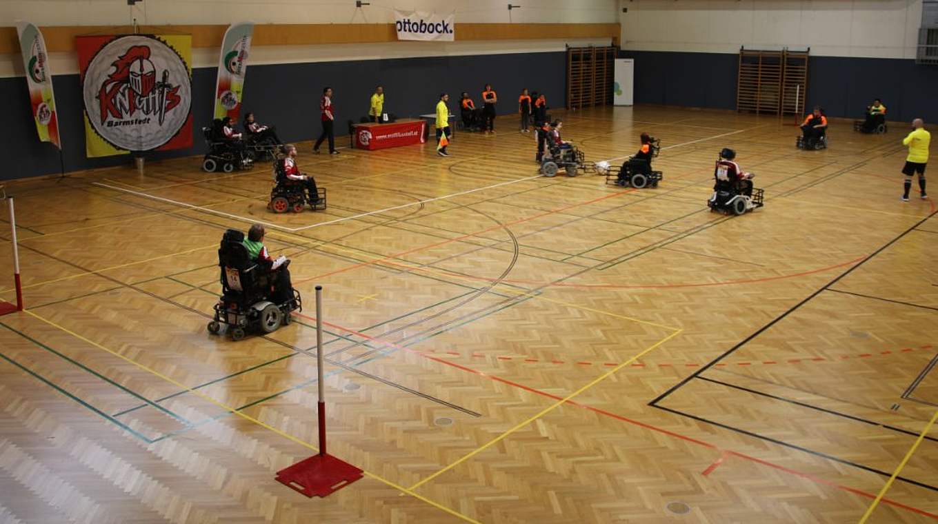 Beim E-Rolli-Fußball haben unabhängig vom Behinderungsgrad alle die gleichen Chancen © ltd.elchdesign