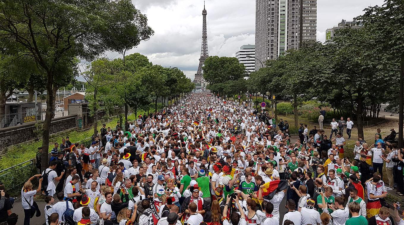 Imposant: Der Fan-Walk zum Nordirland-Spiel in Paris. © Fan Club