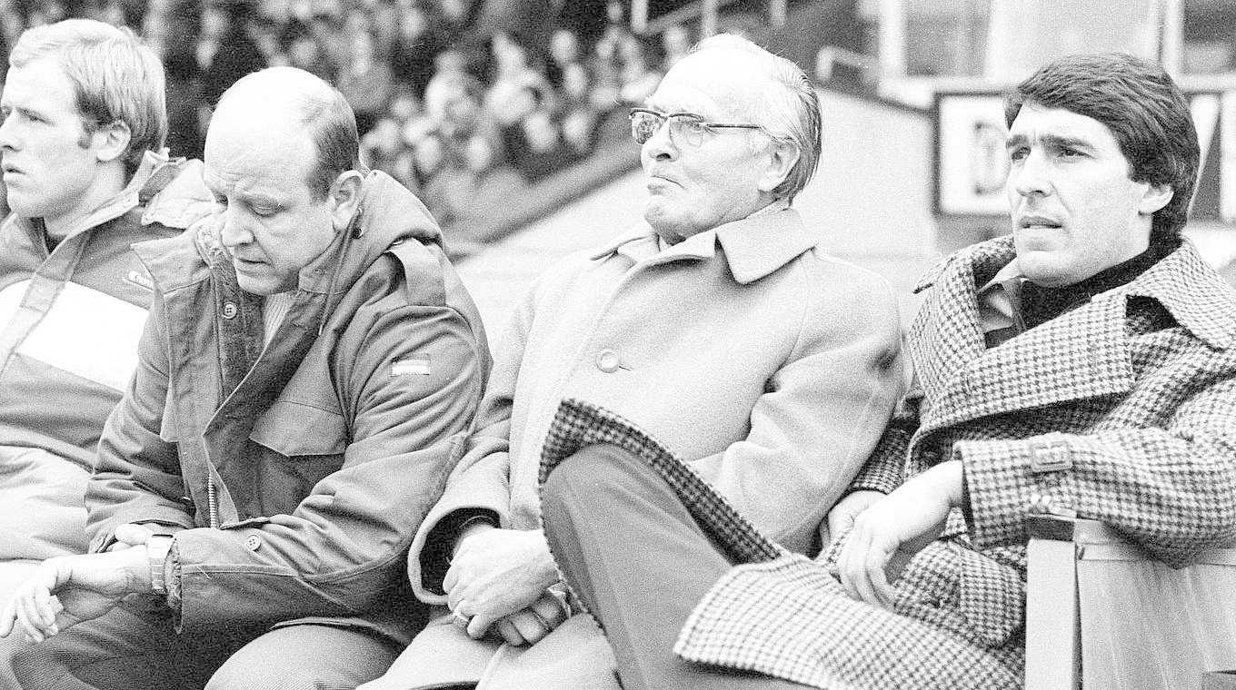 Ein 74-Jähriger auf Werders Trainerbank: Fred Schulz (2.v.r.), mit Manager Rudi Assauer © imago