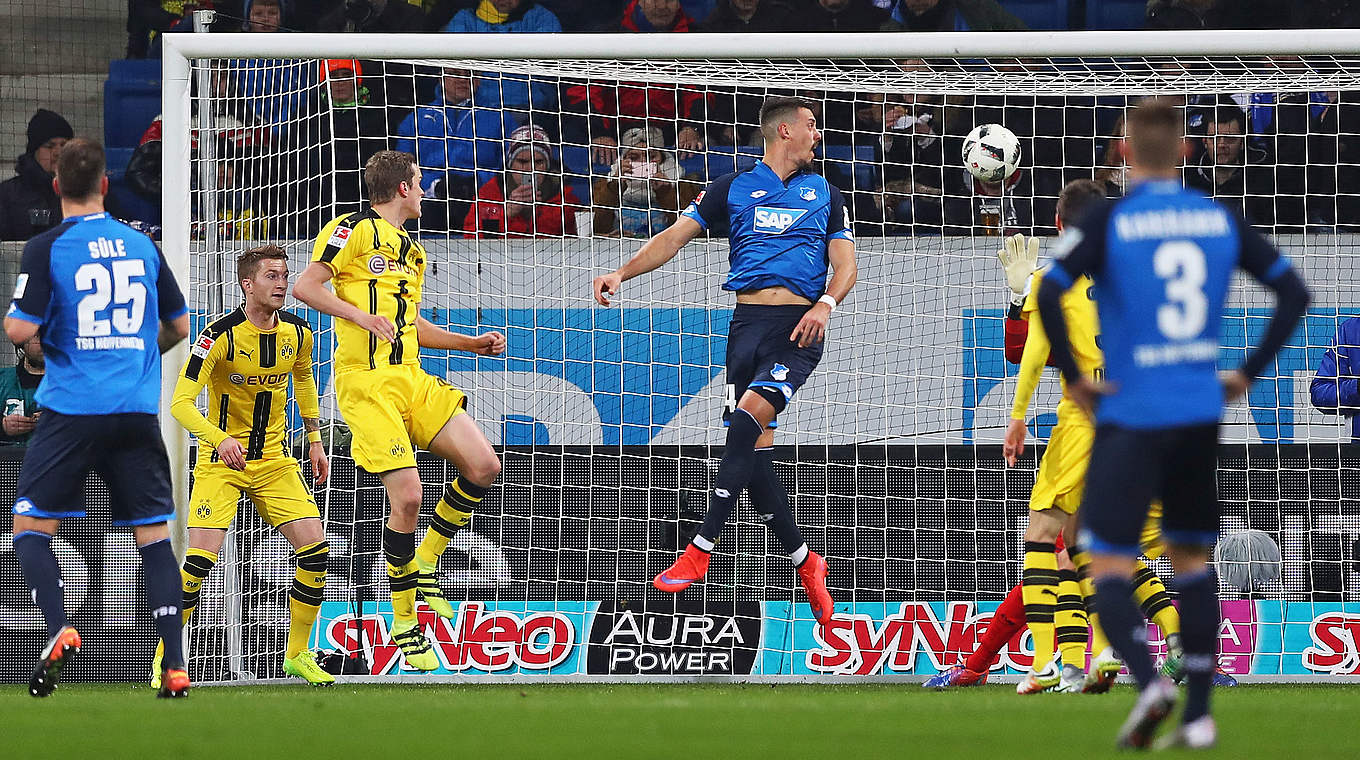 Zum zweiten Mal vorgelegt: Sandro Wagner (3.v.r.) köpft zum 2:1 für Hoffenheim ein © 2016 Getty Images