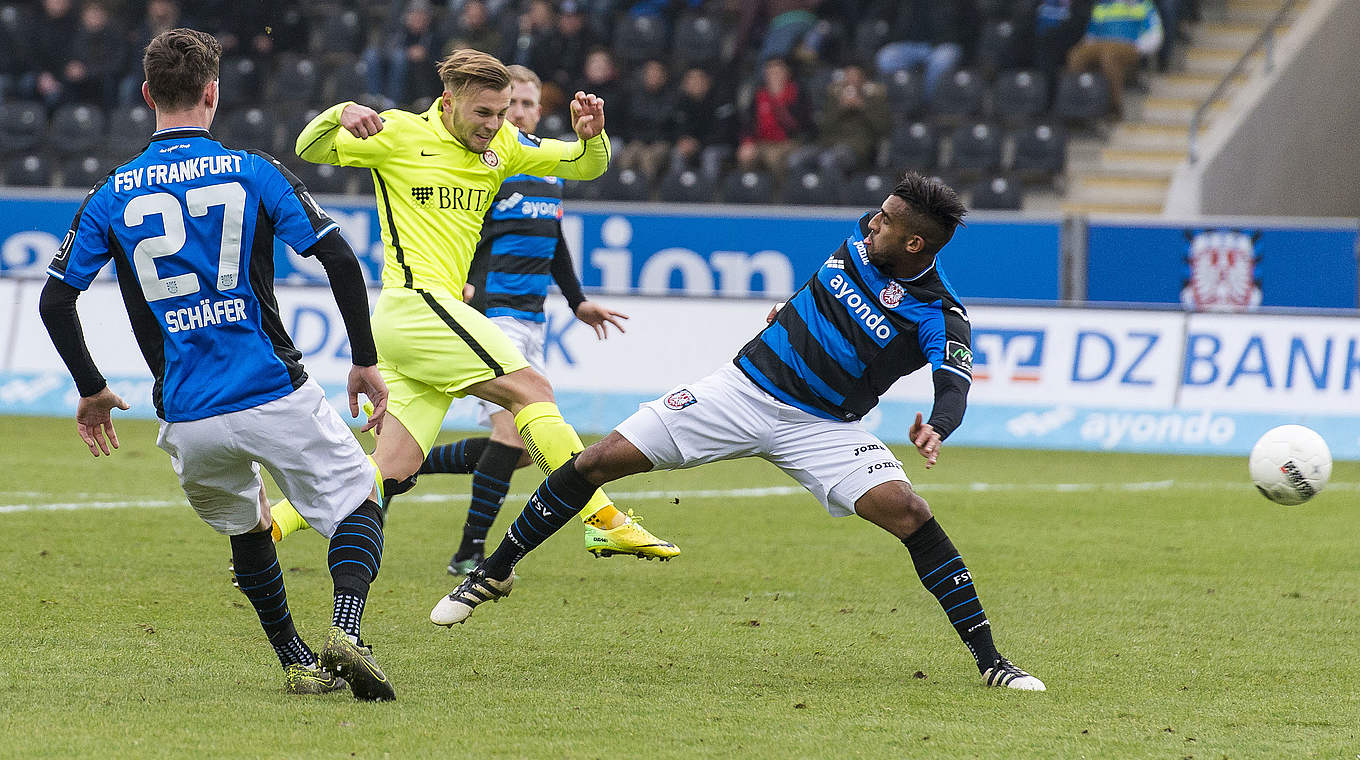 Führungstor in Frankfurt, am Ende verloren: Wehen Wiesbaden und David Blacha (2.v.l.) © 2016 Getty Images