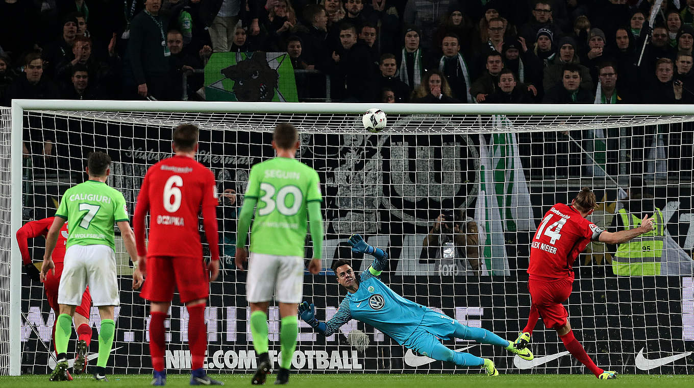 Vergibt vom Punkt: Frankfurts Alexander Meier (r.) schießt über das Tor © 2016 Getty Images