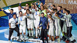 Zum fünften Mal die beste Klubmannschaft der Welt: Real Madrid mit dem Weltpokal © AFP/Getty Images