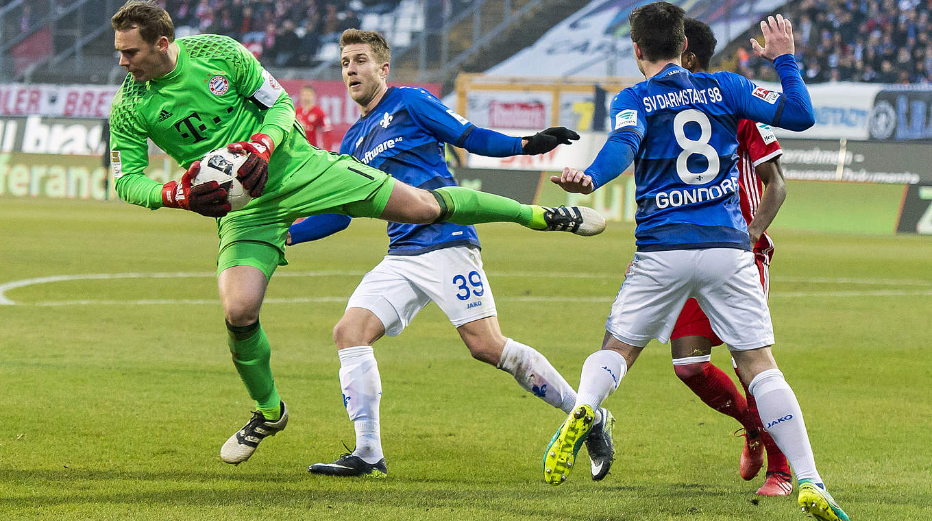 Manuel Neuer protects the ball from danger. © 2016 Alexander Scheuber