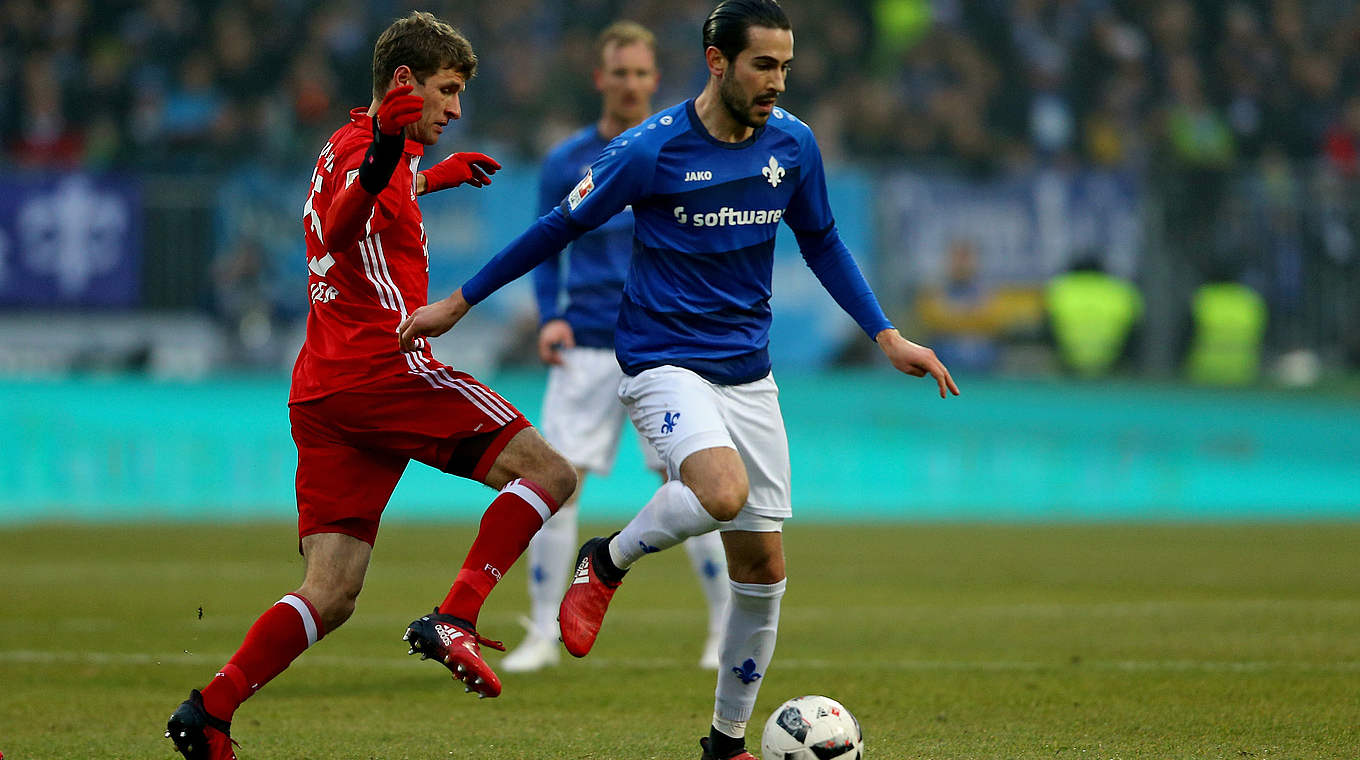 Zweikampf um den Ball: Thomas Müller (l.) gegen Mario Vrancic © 2016 Getty Images